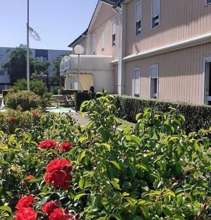 Quick Palace Nantes La Beaujoire Exterior foto The station's studios are located in the San Fernando Valley.