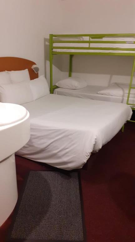 Quick Palace Nantes La Beaujoire Exterior foto A bed with a mattress