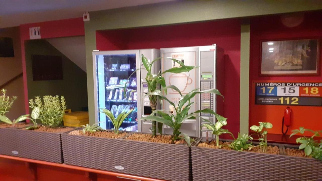 Quick Palace Nantes La Beaujoire Exterior foto A vending machine in a French train station