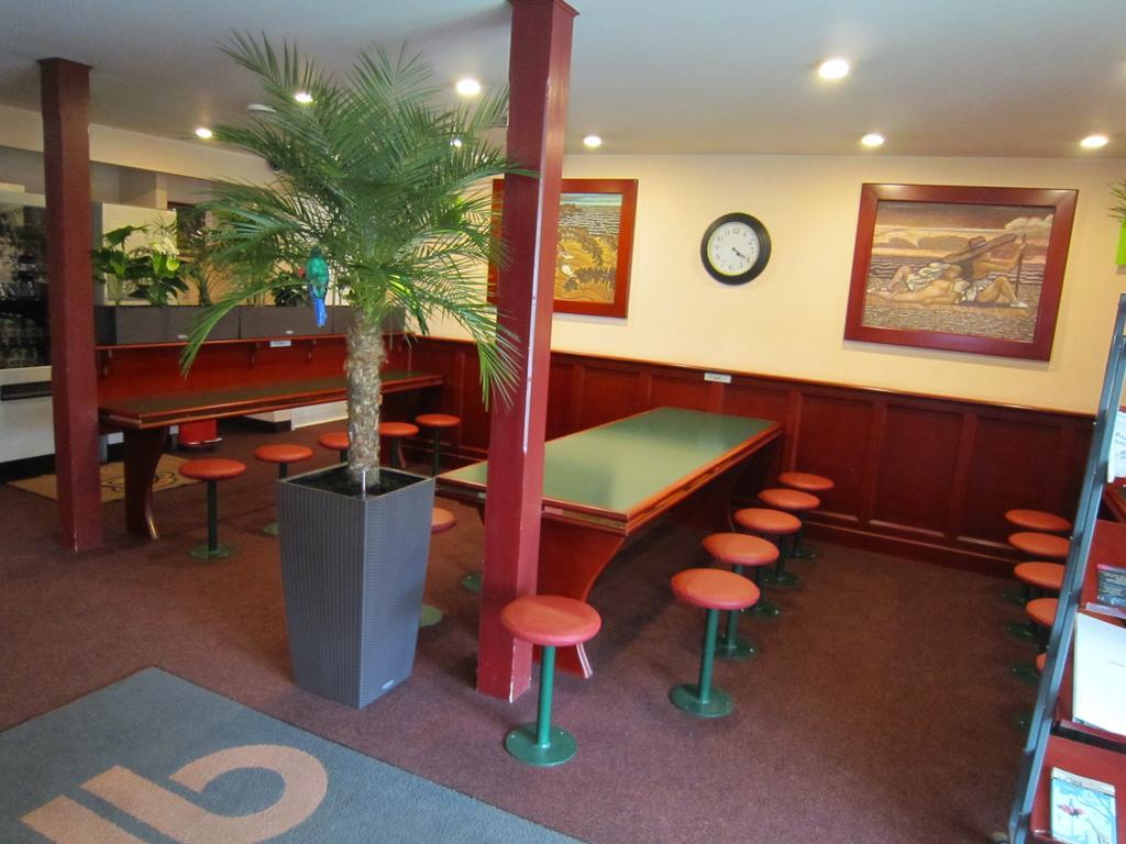 Quick Palace Nantes La Beaujoire Exterior foto Interior of a typical McDonald's restaurant